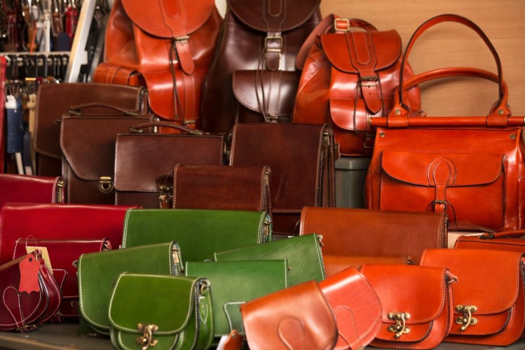 Quelles sont les tendances en matière de couleurs et de designs pour les sacs en cuir ?