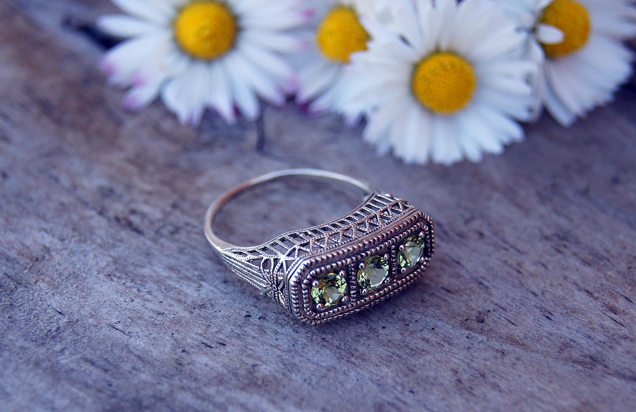 découvrez notre collection de bijoux faits main, alliant élégance et authenticité. chaque pièce est soigneusement conçue avec passion, garantissant une touche unique qui reflète votre style. apportez une note d'originalité à votre collection de bijoux.
